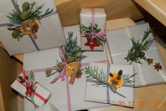 Weihnachtsgeschenke verpacken