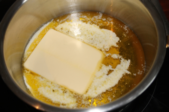 Butter in einem kleinen Topf auslassen