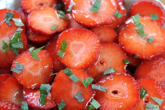 Erdbeeren mit frischer Minze