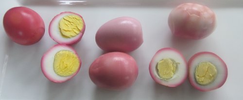 rote Eier aufgeschnitten