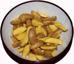 Kartoffelwedges in Marinade wenden