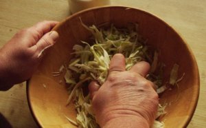 Sauerkraut kneten