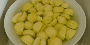pfel fr den Apfel-Streuselkuchen in Zitronenwasser baden
