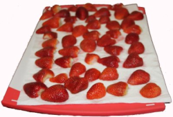 Erdbeeren fr den Ksekuchen mit Keksboden