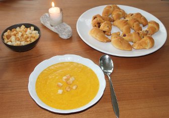Lauch-Krbis-Suppe mit Croutons und gefllten Hrnchen