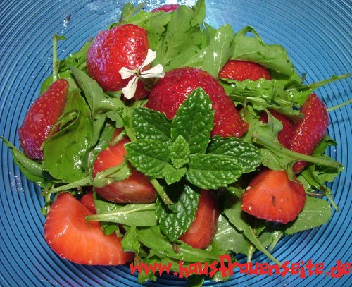 Rucolasalat mit Erdbeeren