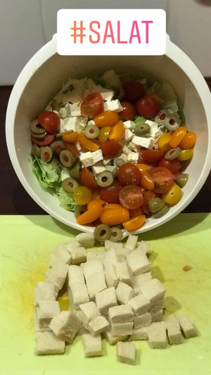Tomaten-Eisbergsalat mit Feta - die Zubereitung