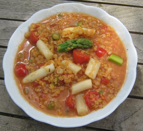 Linsensuppe mit Spargel und Tomaten