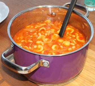 einfache Tomatensuppe mit Nudeln und Bohnen