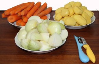 geschlte Kartoffeln, Mhren und Zwiebeln