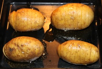 Hasselback Kartoffeln backen