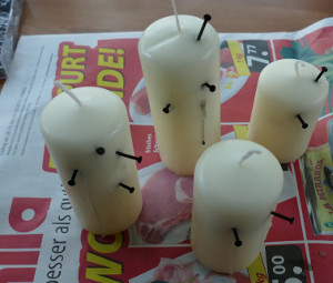 Kerzen mit Ngeln spicken