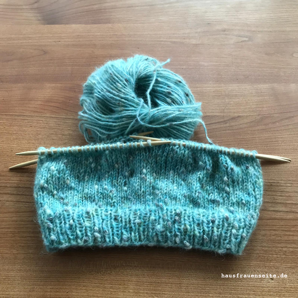 Oktober-Beanie in Arbeit