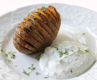 Hasselback-Kartoffel mit Kräuterquark