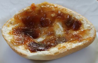 Marmeladenbrötchen mit Rhabarber-Aprikosen-Marmelade