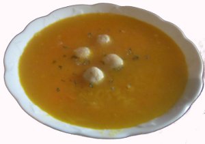 Karottensuppe mit Semmelklchen