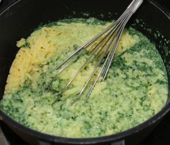 Kartoffeln hei durch die Kartoffelpresse drcken und Brlauchmilch und Butter darunter rhren.