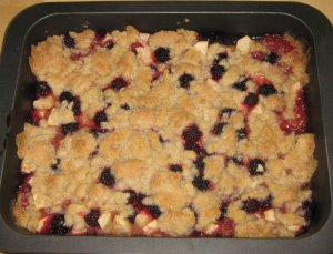 Apfel-Brombeer-Crumble frisch aus dem Ofen