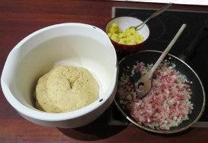 Kartoffelbrot mit Speck und Zwiebeln backen