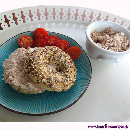 Bagel mit Tunfischcreme und Tomaten