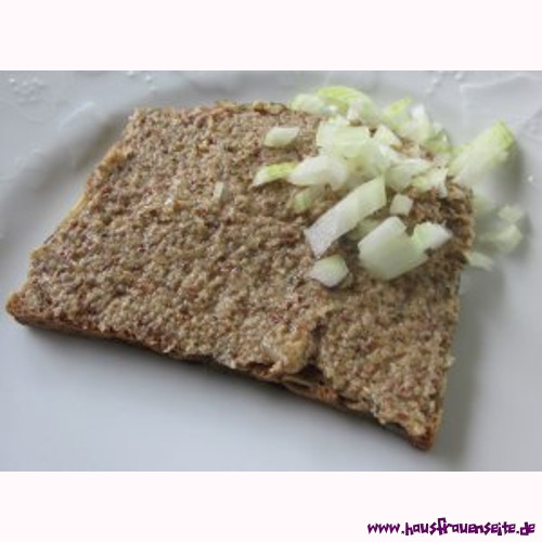 ein Brot mit Zwiebel-Nuss-Aufstrich