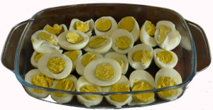Eier mit Schnittlauch-Zwiebel-Sauce zubereiten