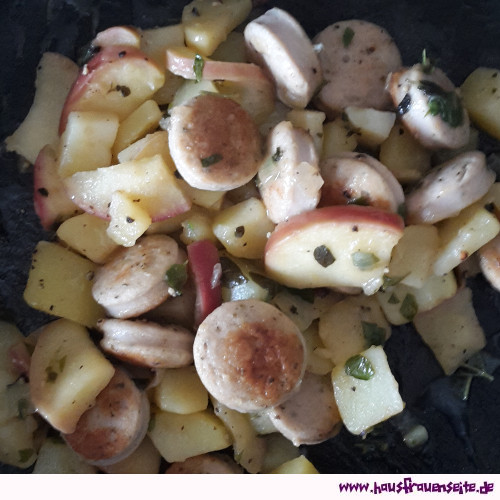 Bratwurst mit Kartoffel und Apfel