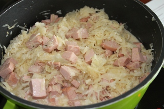 Sauerkrautgulasch auf dem Herd