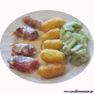 Schweinefilet im Schinkenspeck mit Kroketten und Gurkensalat