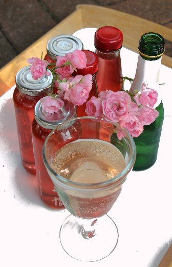 Rosenblütensirup mit Sekt
