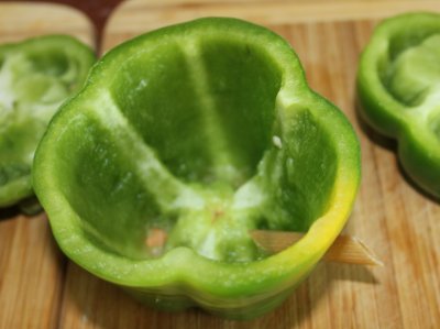 Nudeln seitlich in die Paprika stechen