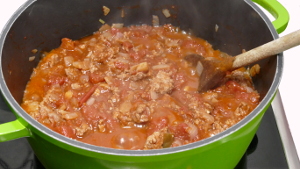 rotes Sauerkraut mit Hackfleisch und Tomaten zubereiten