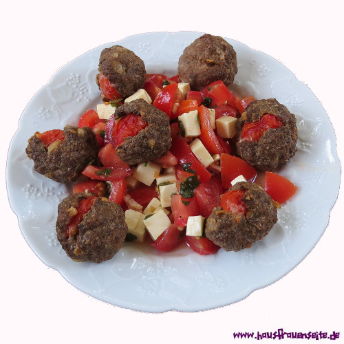 tomatenkugeln mit Tomatensalat