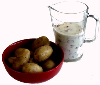 Pellkartoffeln mit Dickmilch und Zwiebeln