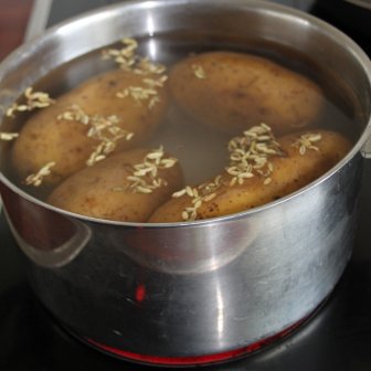 Folienkartoffeln beim Vorkochen