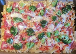 die Nudelpizza auf dem Blech