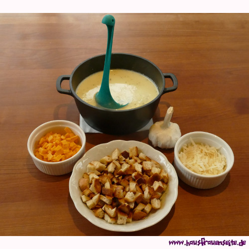 Knoblauch-Käsesuppe mit Knödelbrot und Käse
