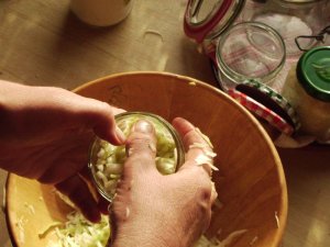 Das Sauerkraut wird in die Glser gefllt