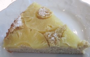 ein Stck vom umgedrehten Ananaskuchen