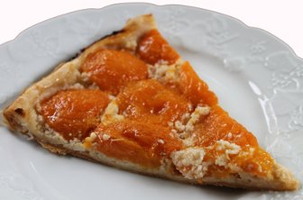 ein Stück der Aprikosen-Pizza