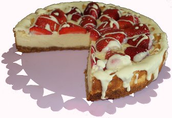 angeschnittener Ksekuchen mit Erdbeeren und weier Schokolade