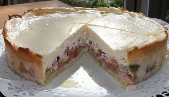 angeschnittener Rhabarber-Ksekuchen