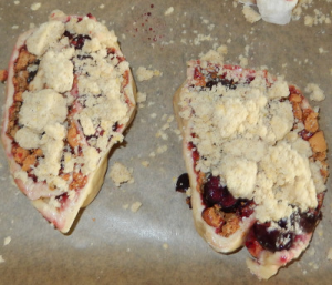 Streusel auf die Kirsch-Schnecken geben