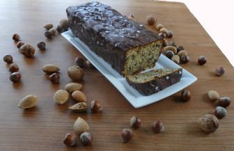 Nusskuchen mit Schlagsahne im Teig