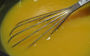 Orangensaft-Pudding kochen