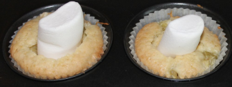 Marshmallows mittig in die Rhabarbermuffins stecken