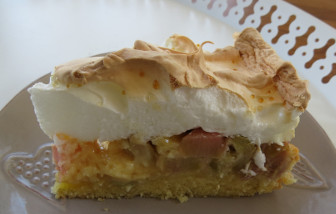 ein Stck Rhabarberkuchen mit Baiserhaube