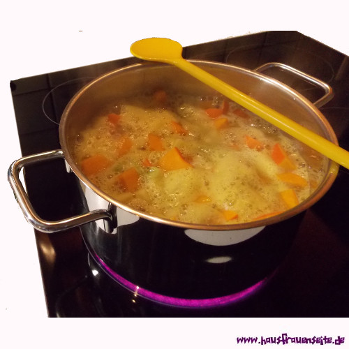 Kürbiscremesuppe mit Kartoffeln und mehr - Kürbisrezept mit Bild