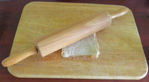 Toastbrot mit Nudelholz platt rollen