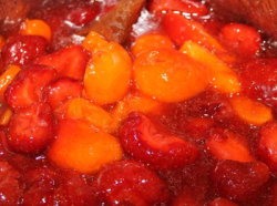 Erdbeer-Aprikosen-Konfitäre mit Mandelkrokant kochen